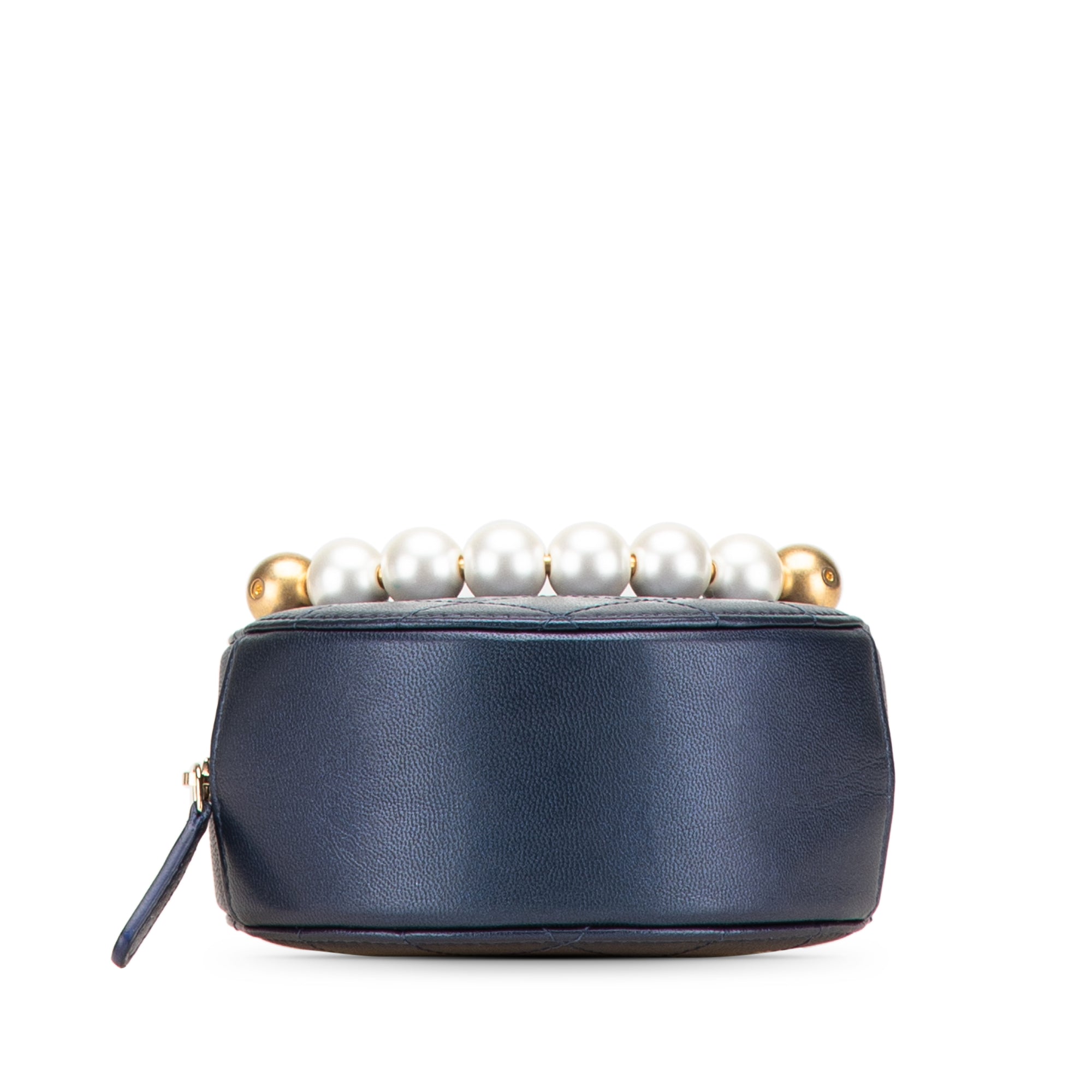 Quilted Goatskin Chic Pearls Chain Round Clutch With Chain