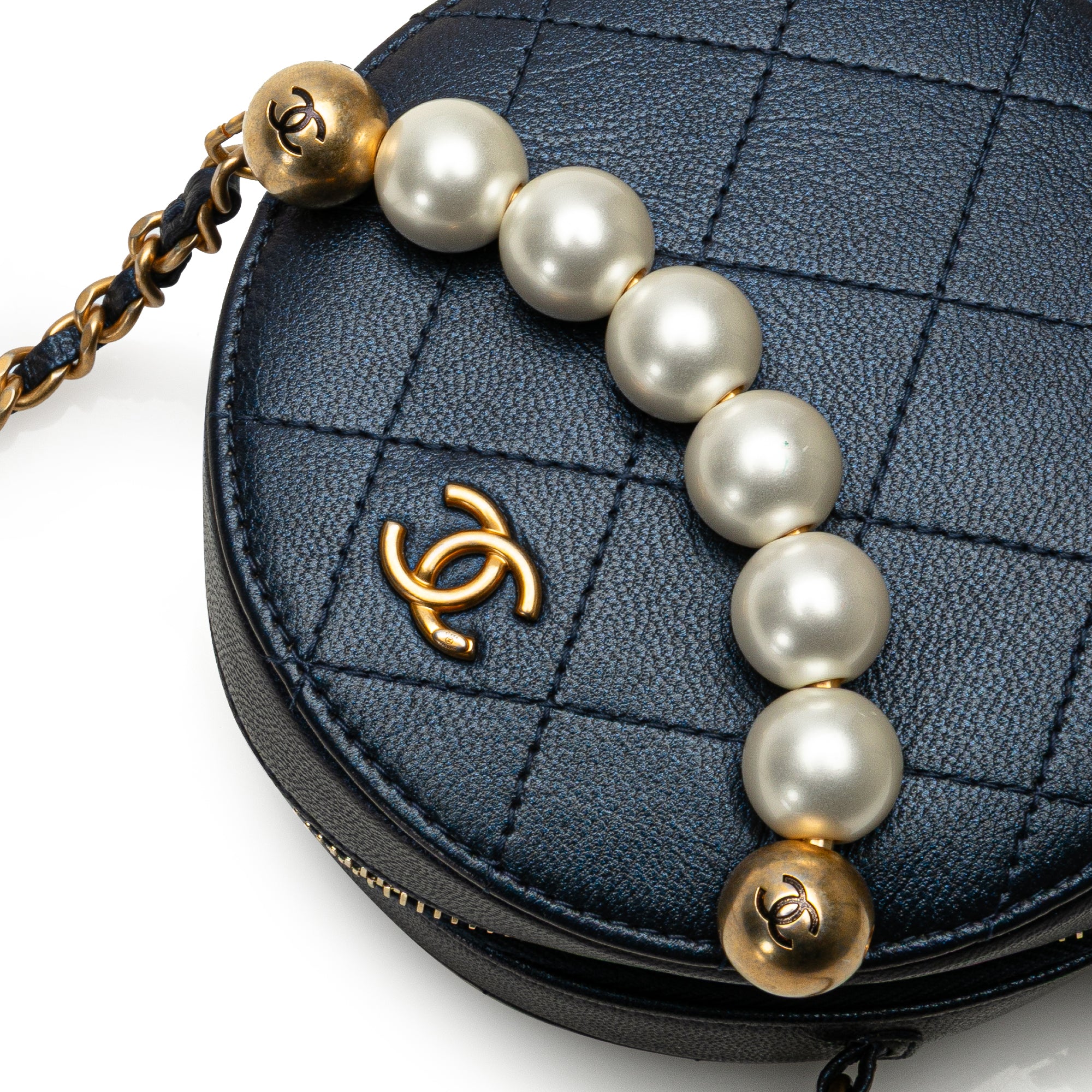 Quilted Goatskin Chic Pearls Chain Round Clutch With Chain