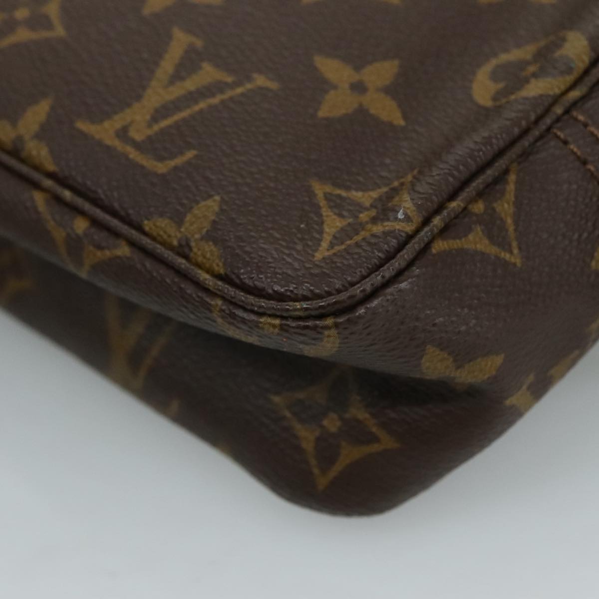 Louis Vuitton Trousse de Toilette 18