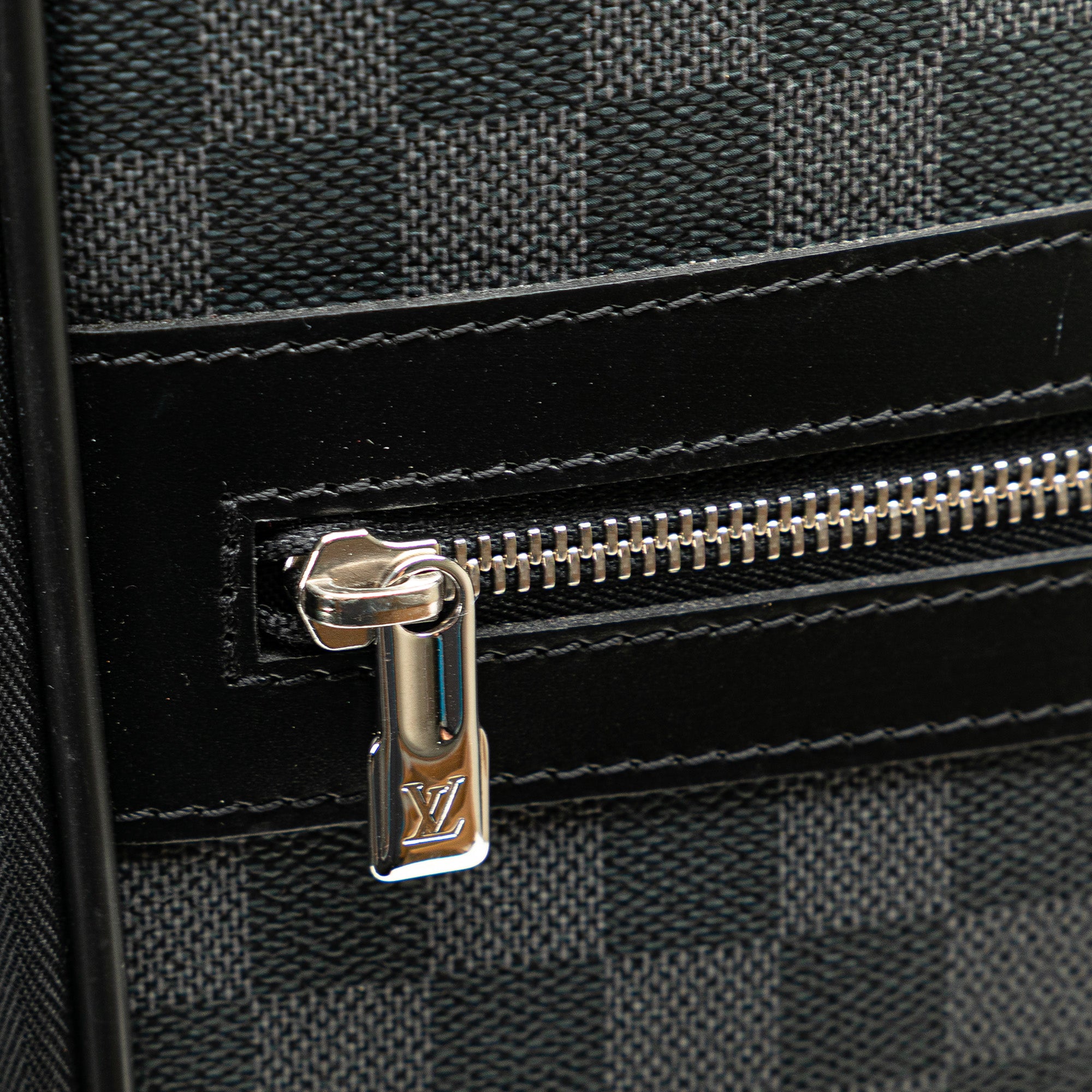 Damier Graphite Pegase 55
