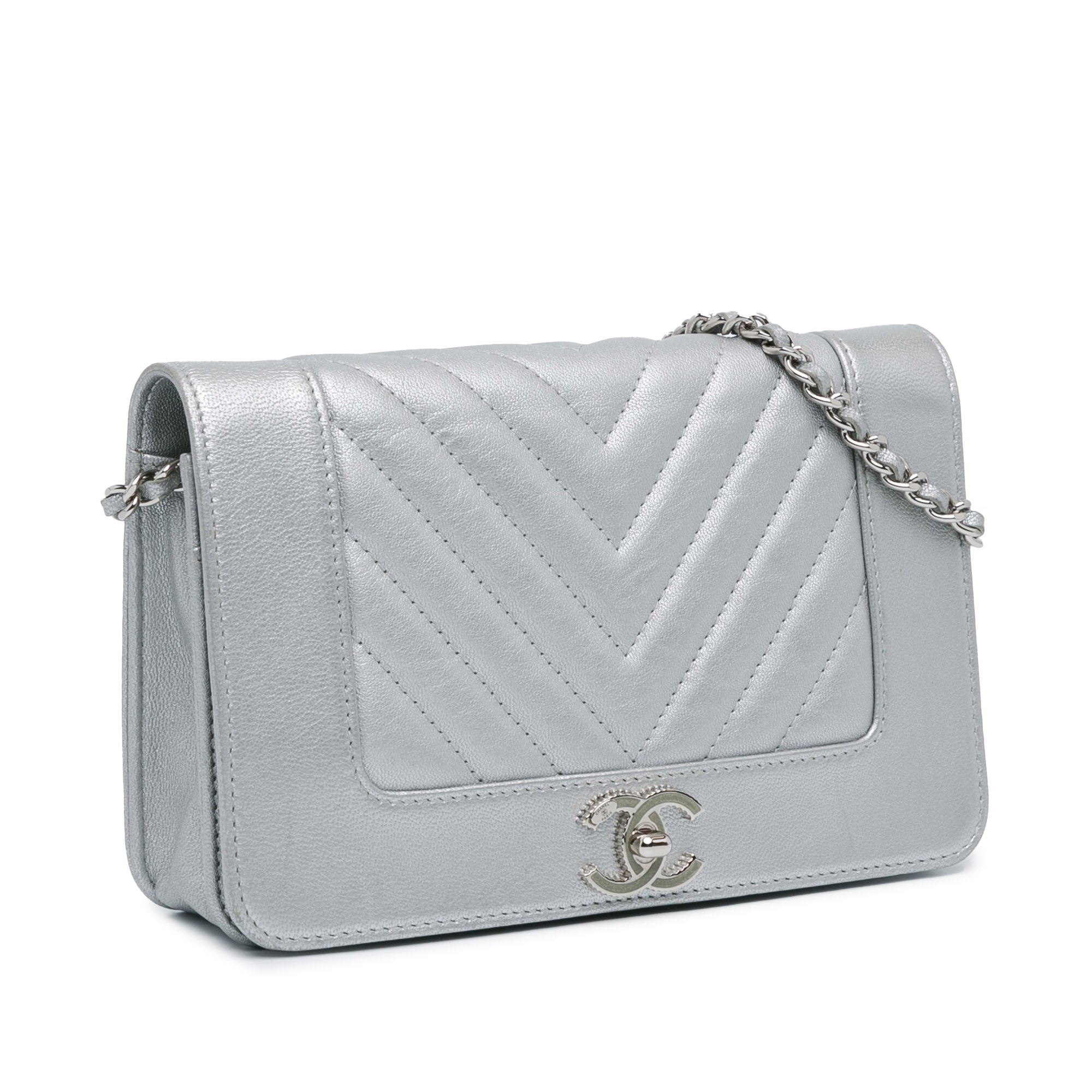 Chevron Lambskin Mademoiselle Wallet On Chain_1