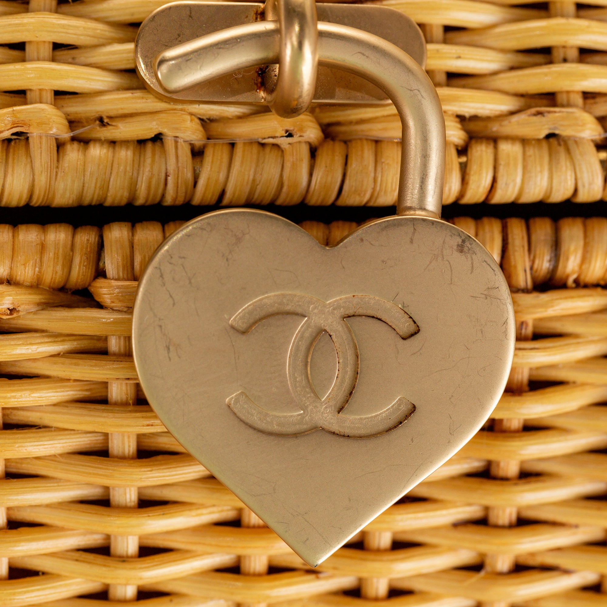 Heart Locket Wicker Satchel_5