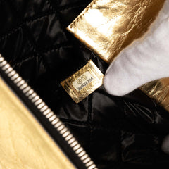 Metallic Crinkled Calfskin Feministe Mais Feminine Pouch