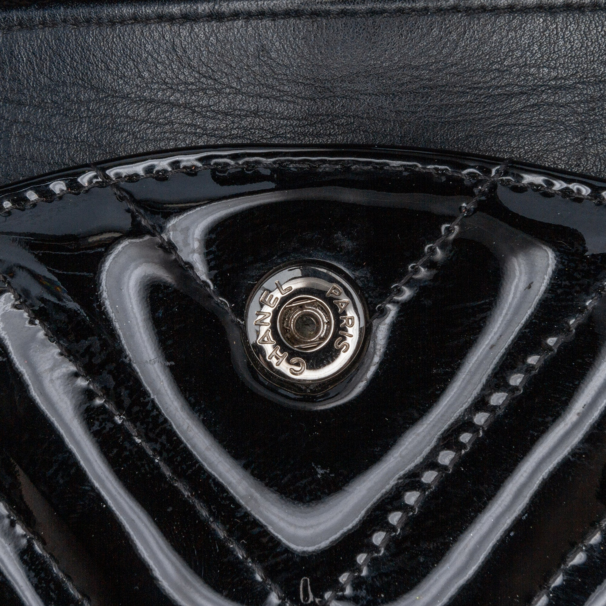 Medium Classic Chevron Patent Double Flap