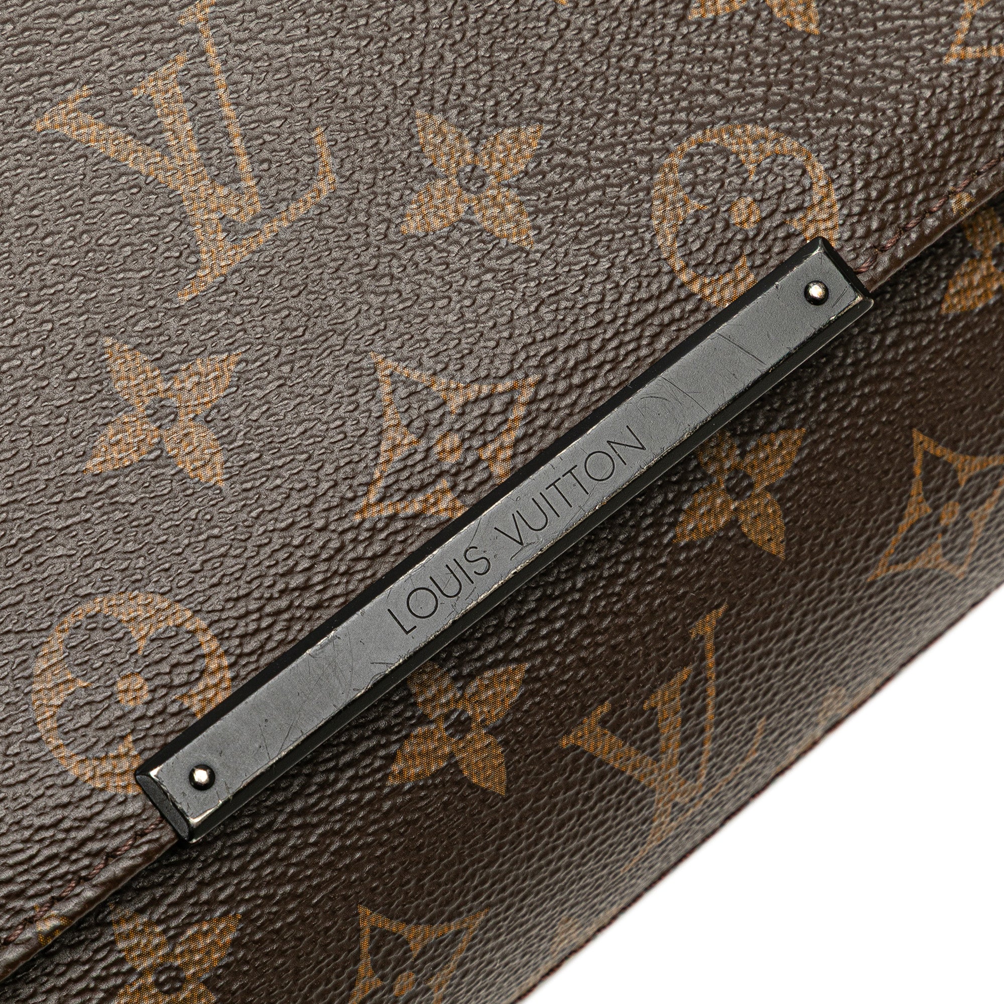 Monogram Macassar District PM