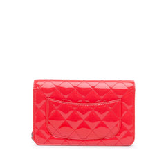 CC Quilted Patent Wallet on Chain_2