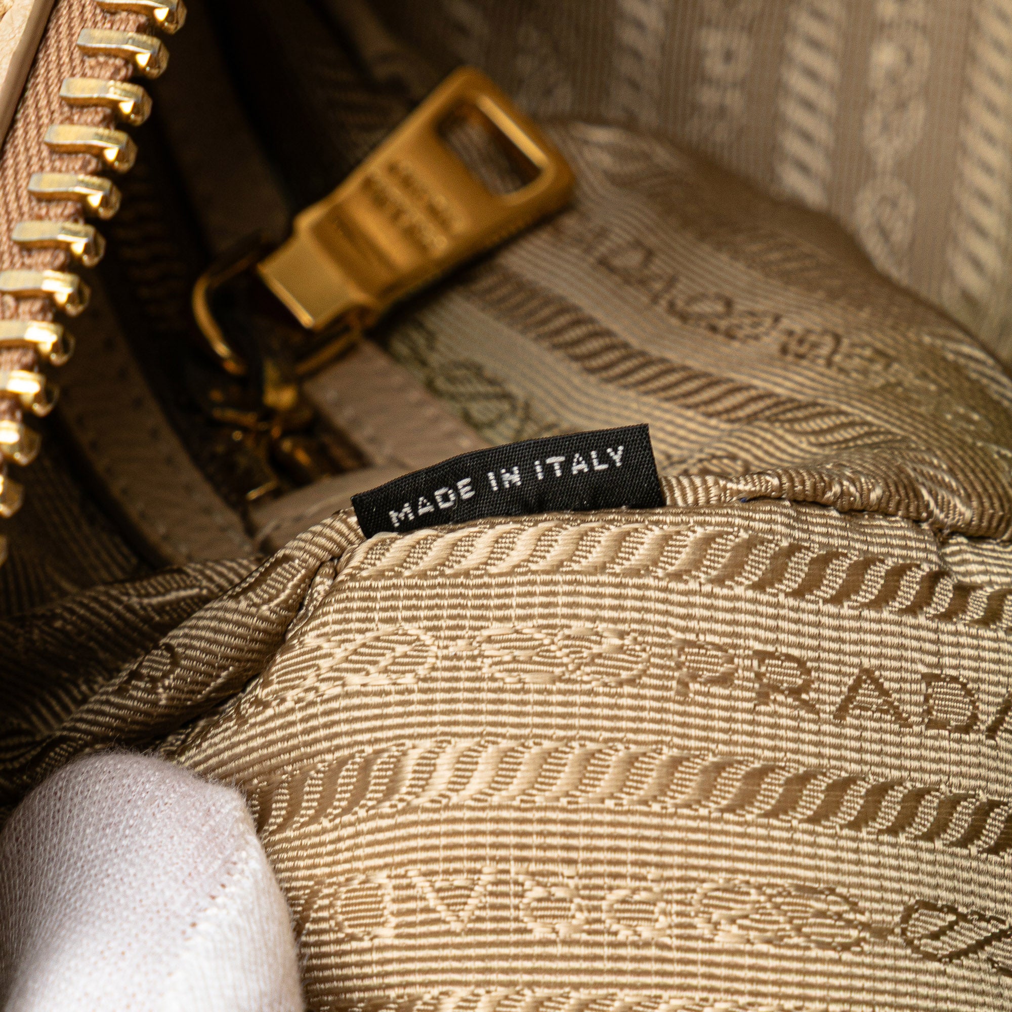 Vitello Daino Shoulder Bag