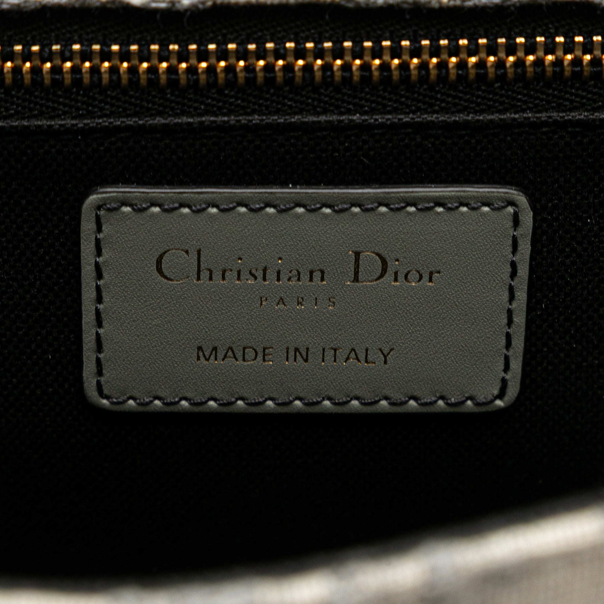 Medium Oblique Canvas 30 Montaigne Bag