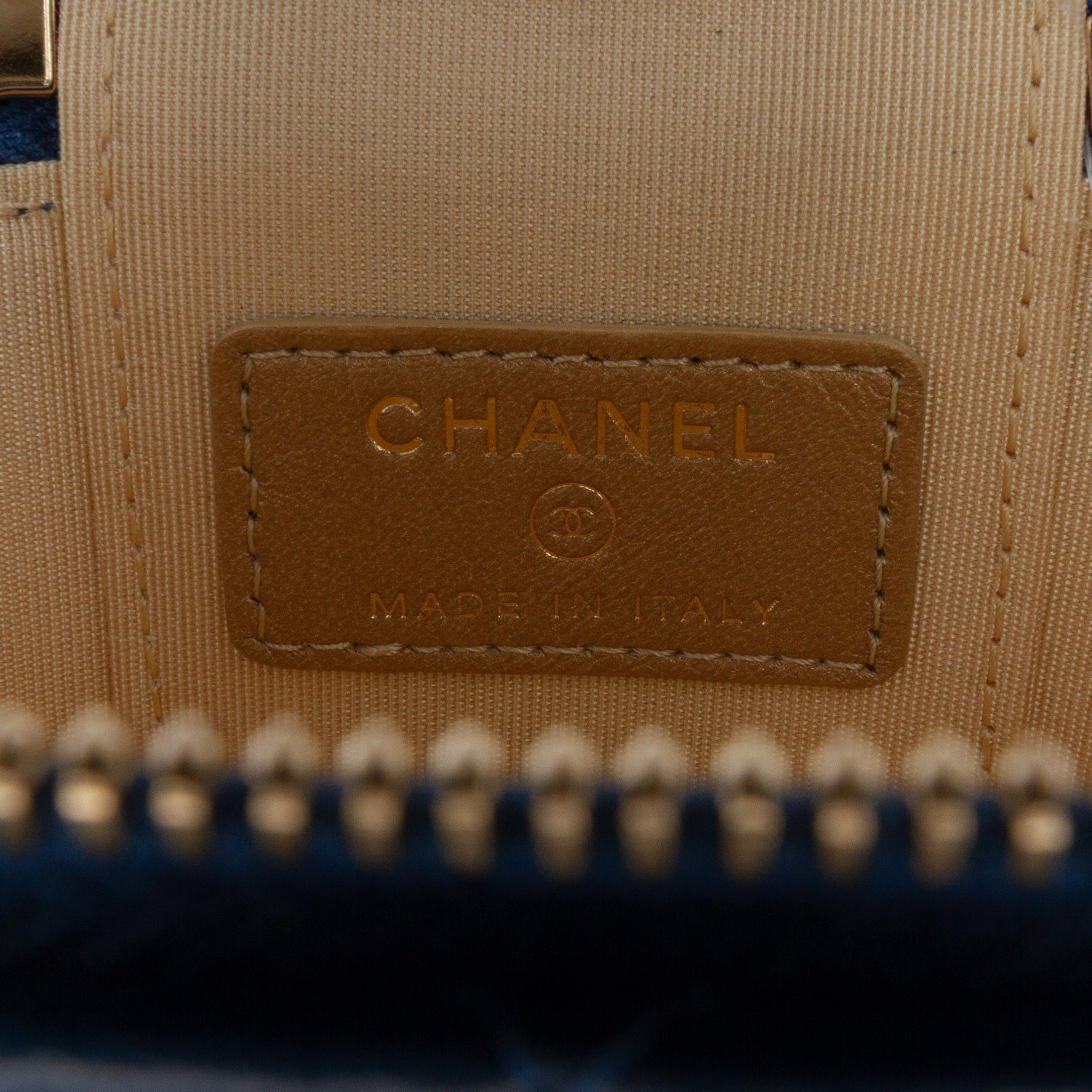 Mini Quilted Lambskin Pearl Crush Vanity Case With Chain
