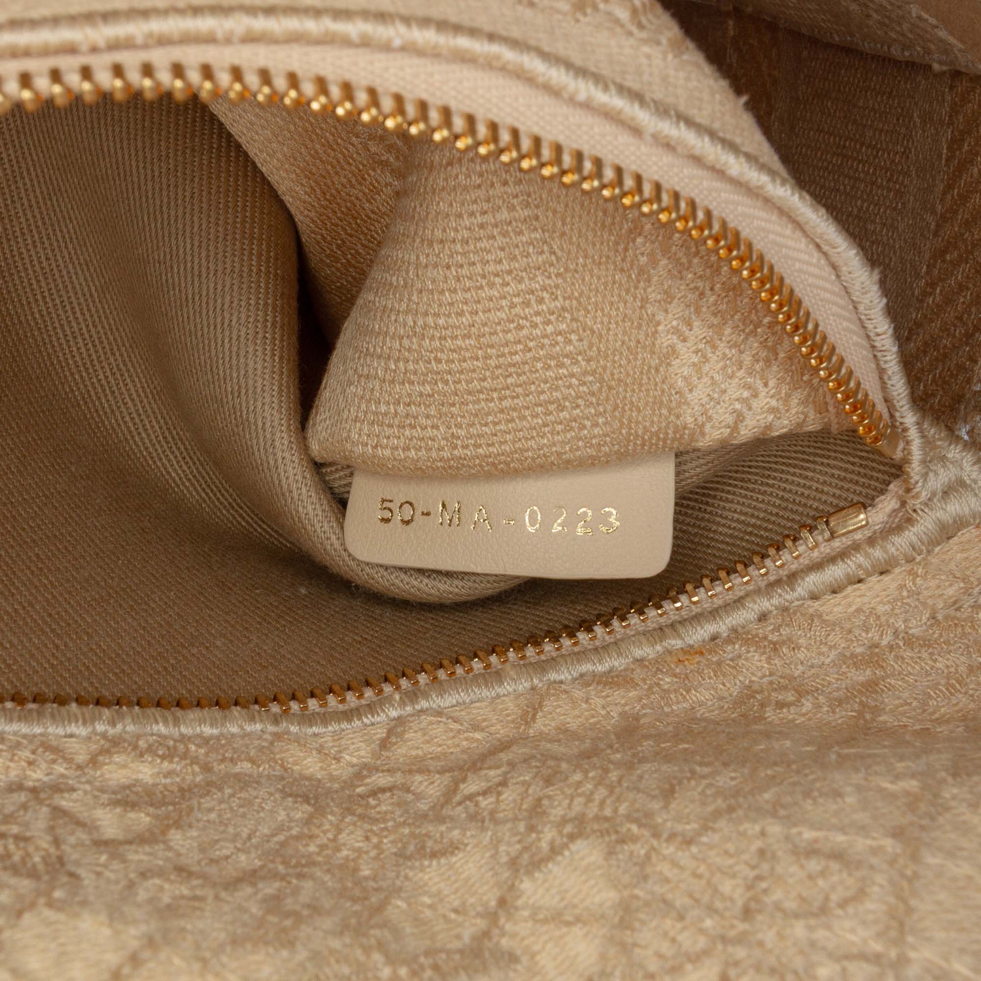 Medium Embroidered Lace 3D Macrame Lady D Lite