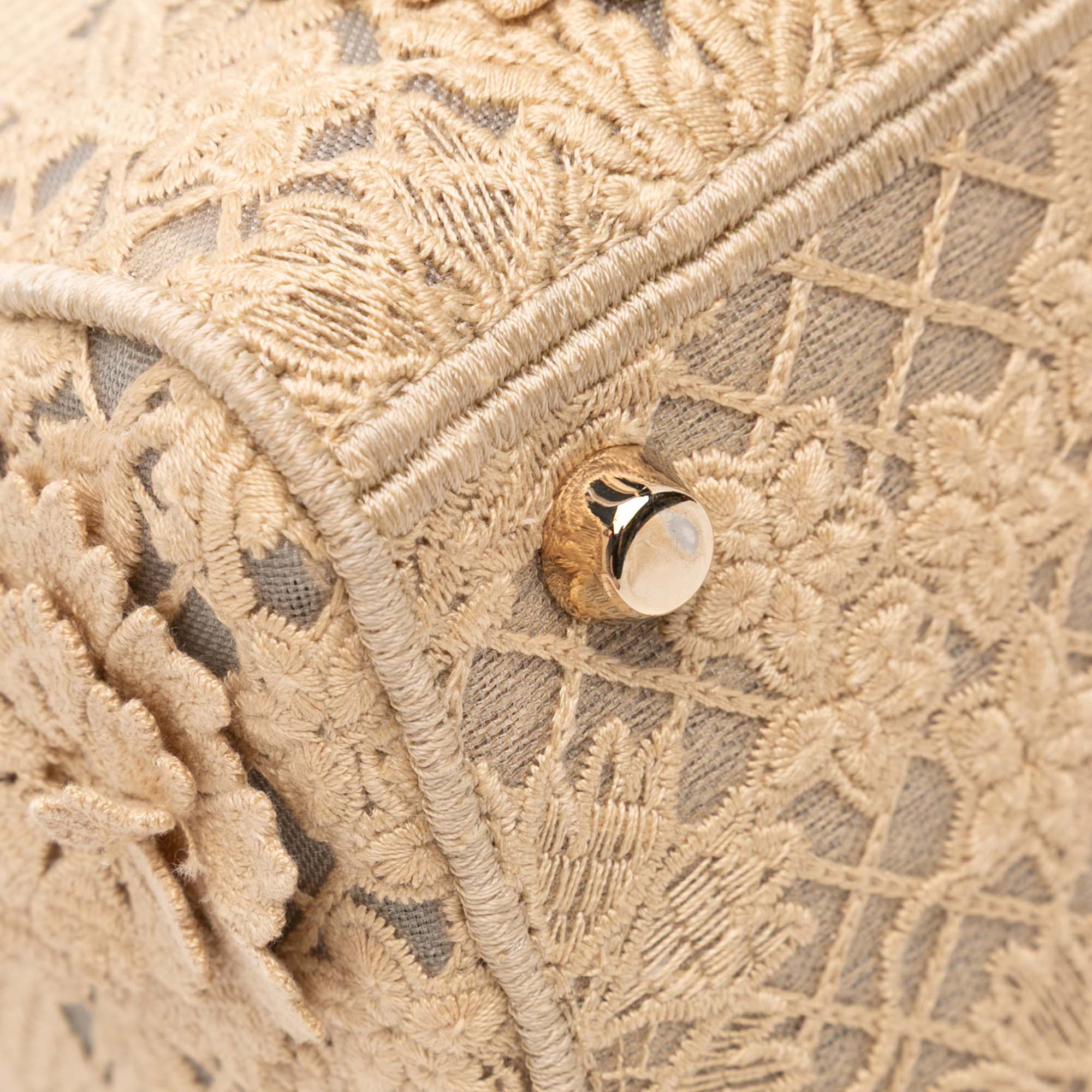 Medium Embroidered Lace 3D Macrame Lady D Lite