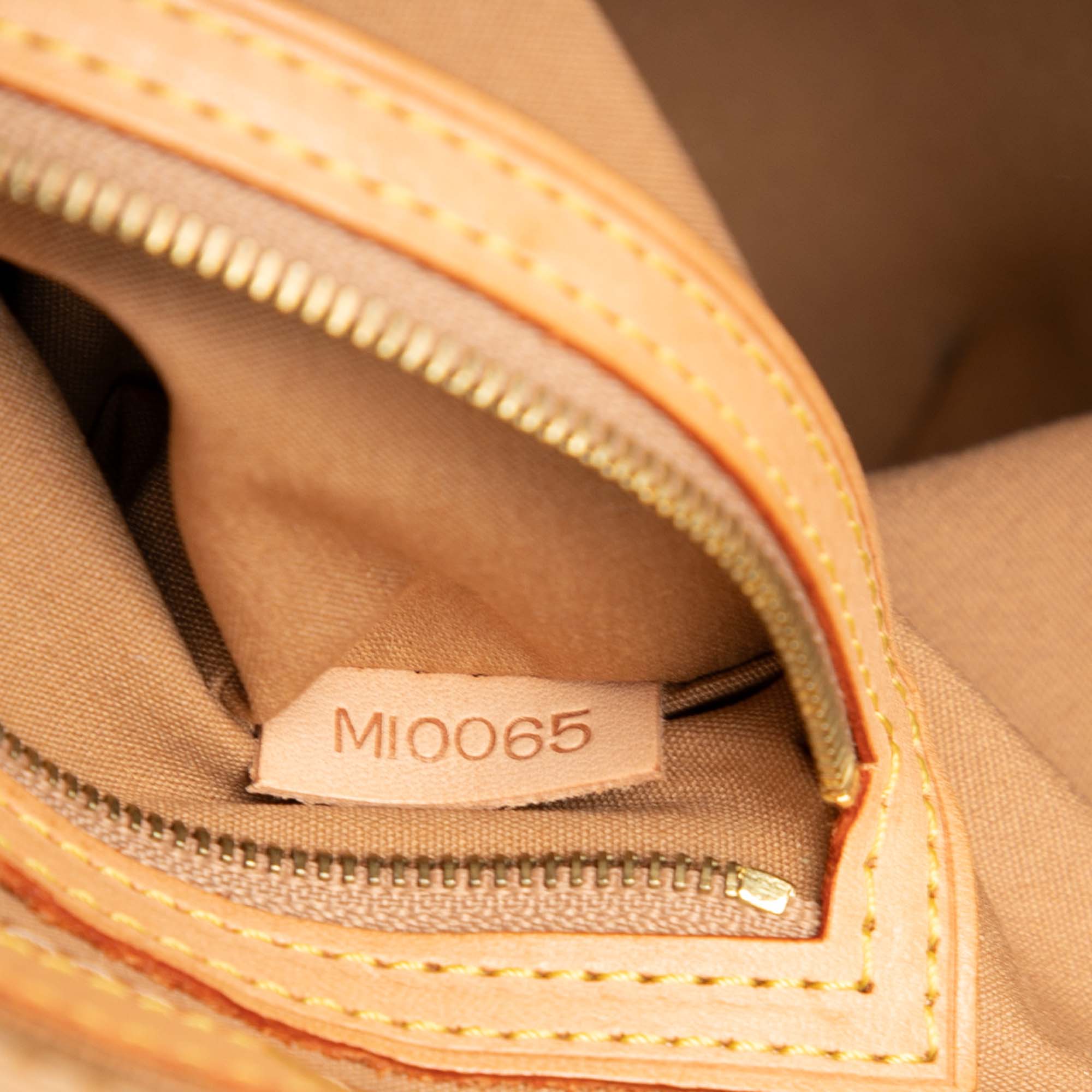 Monogram Vernis Reade PM