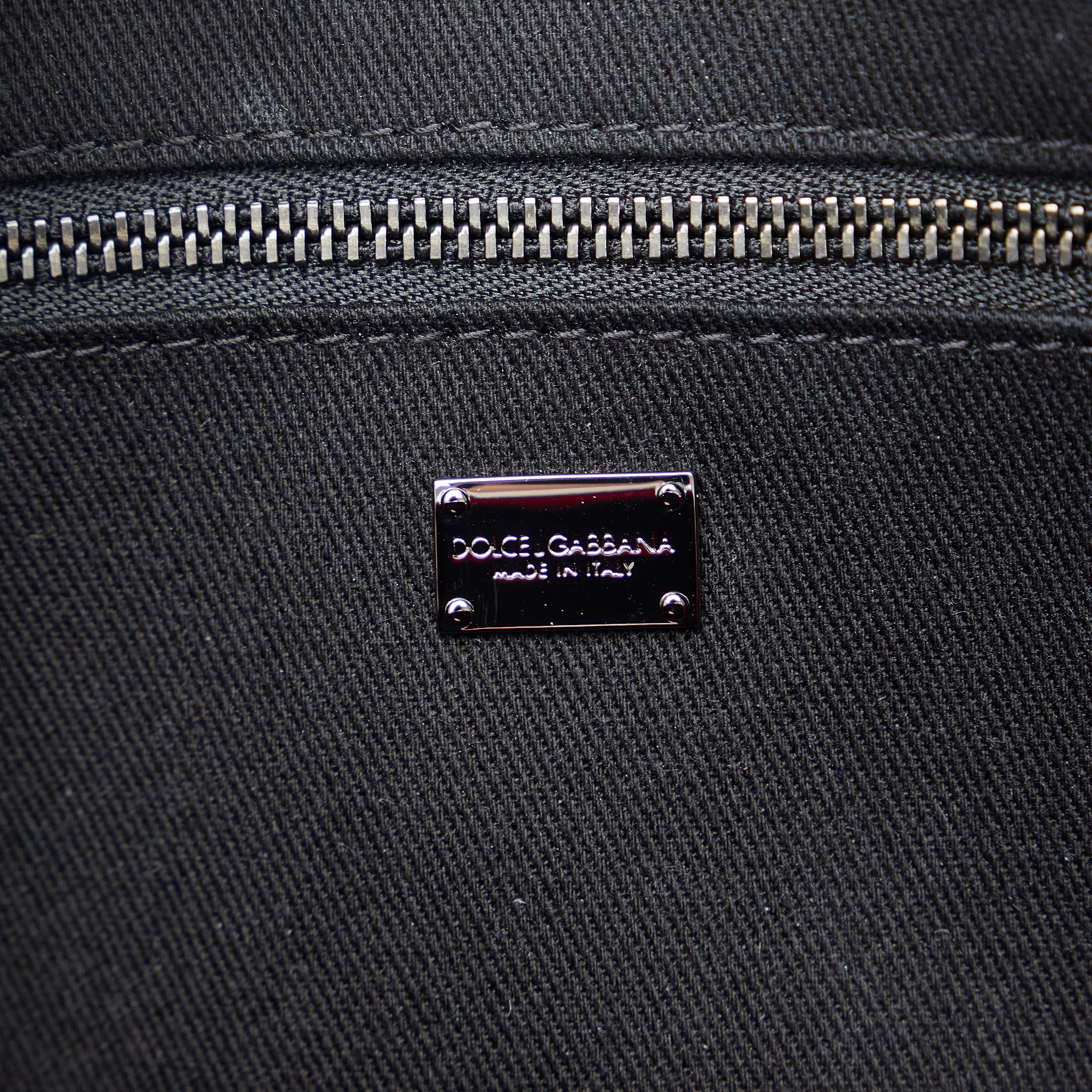 Embossed Logo Crossbody Bag_5