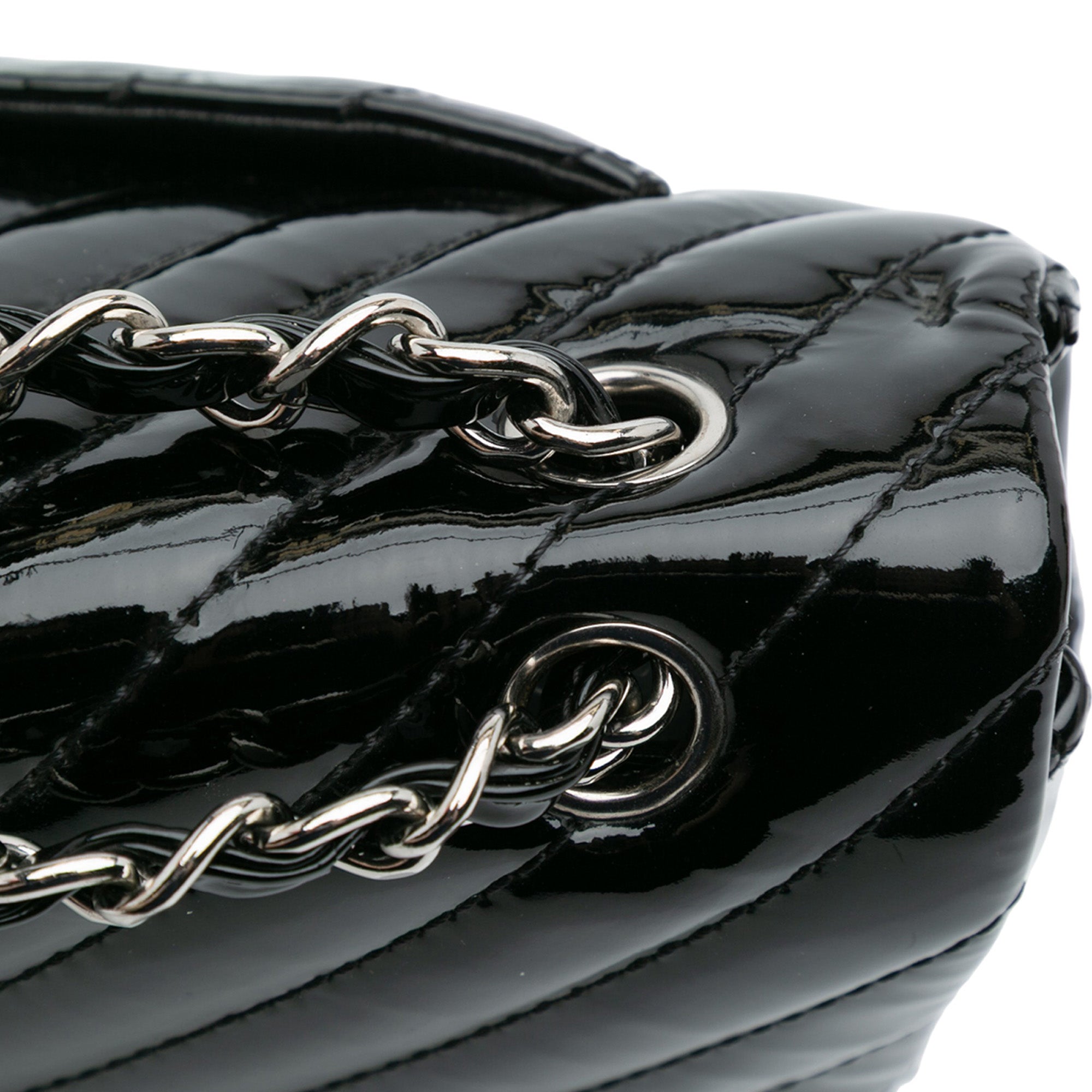 Jumbo Classic Chevron Patent Single Flap