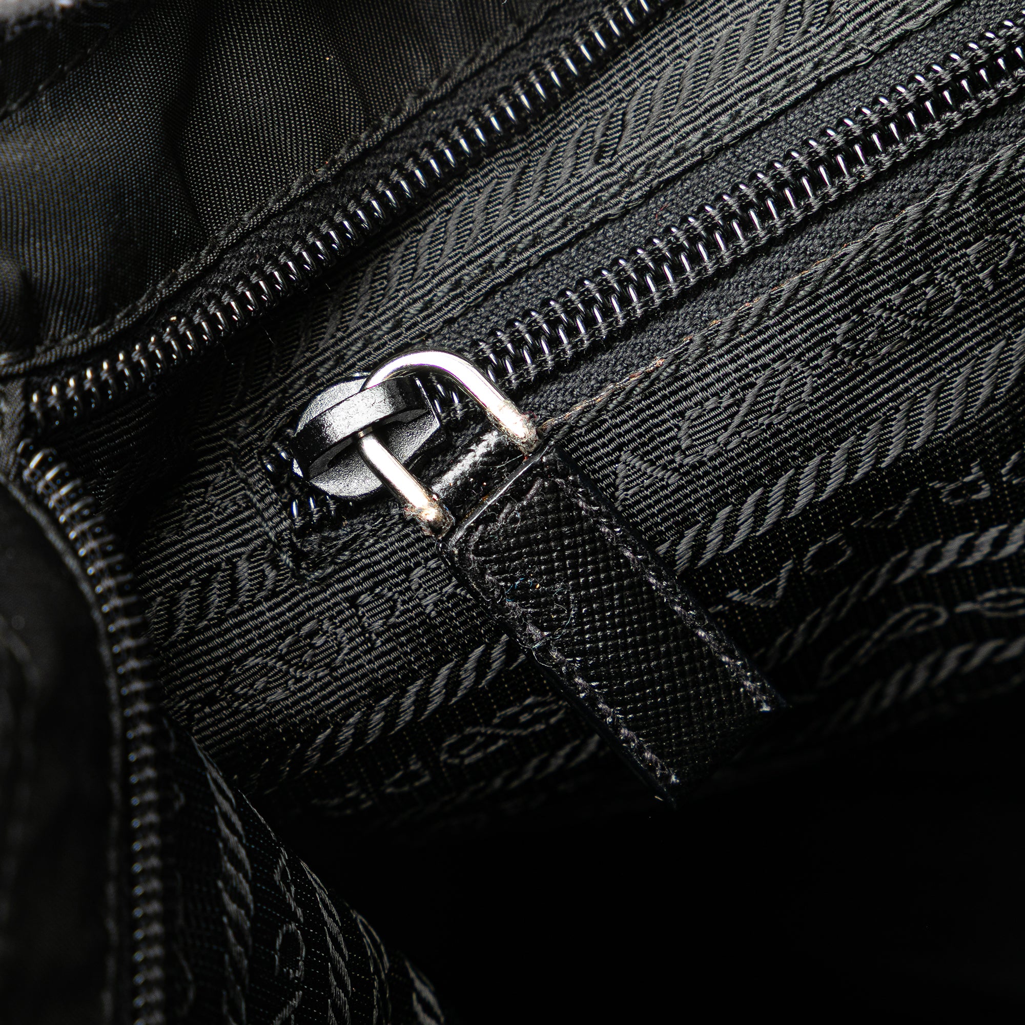 Tessuto Zip Top Crossbody