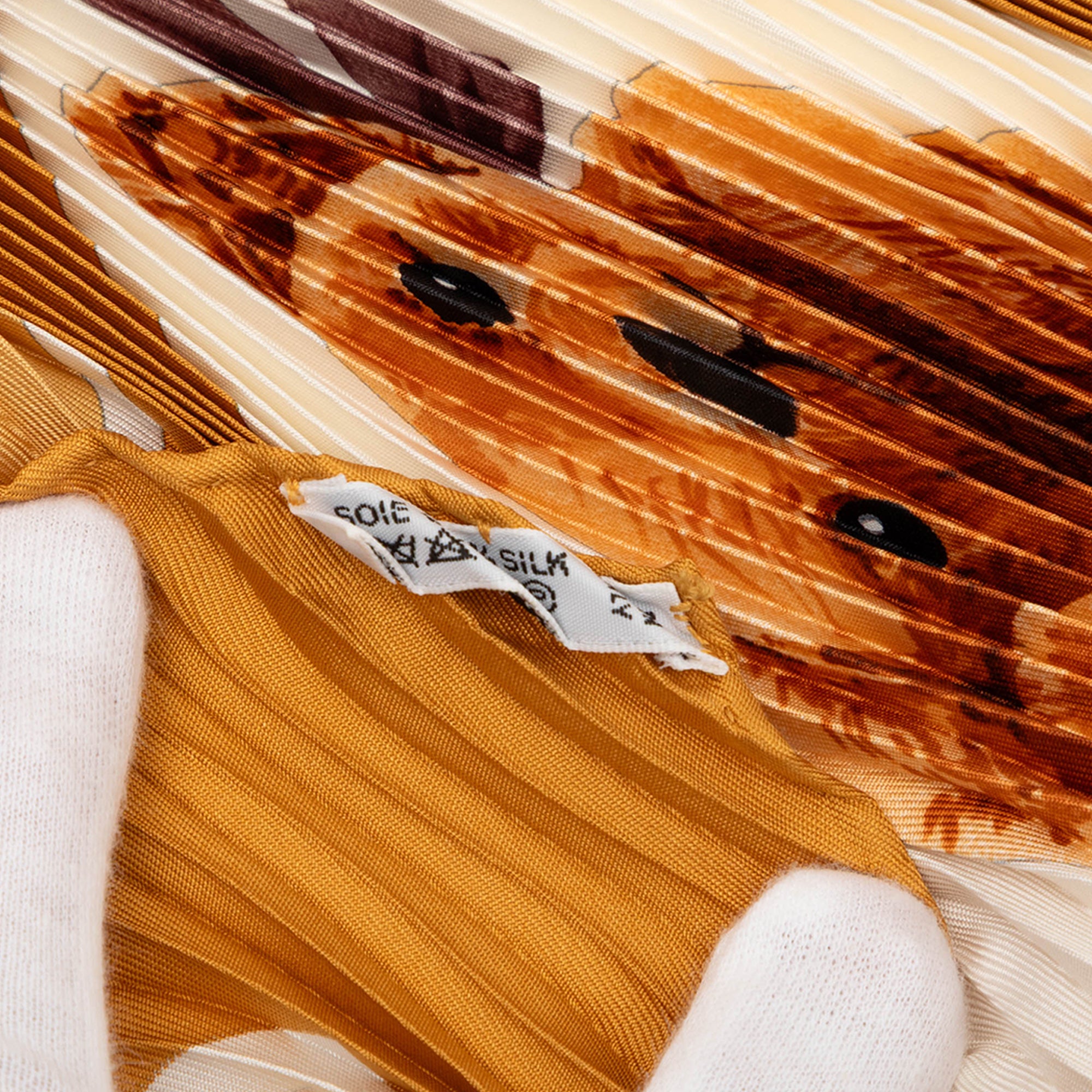 Confidents Des Coeurs Pleated Silk Scarf