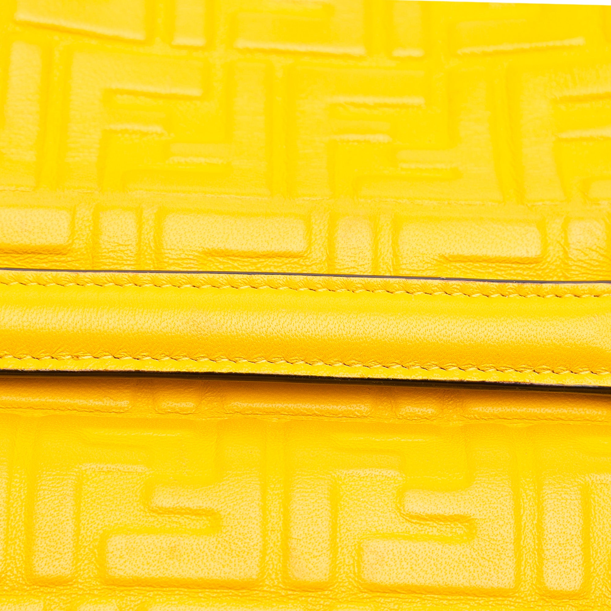 Zucca Embossed Chain Midi Baguette