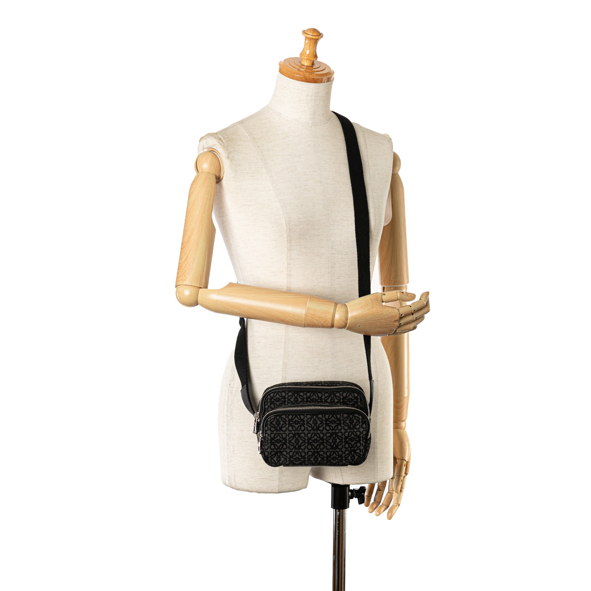 Anagram Camera Crossbody_8