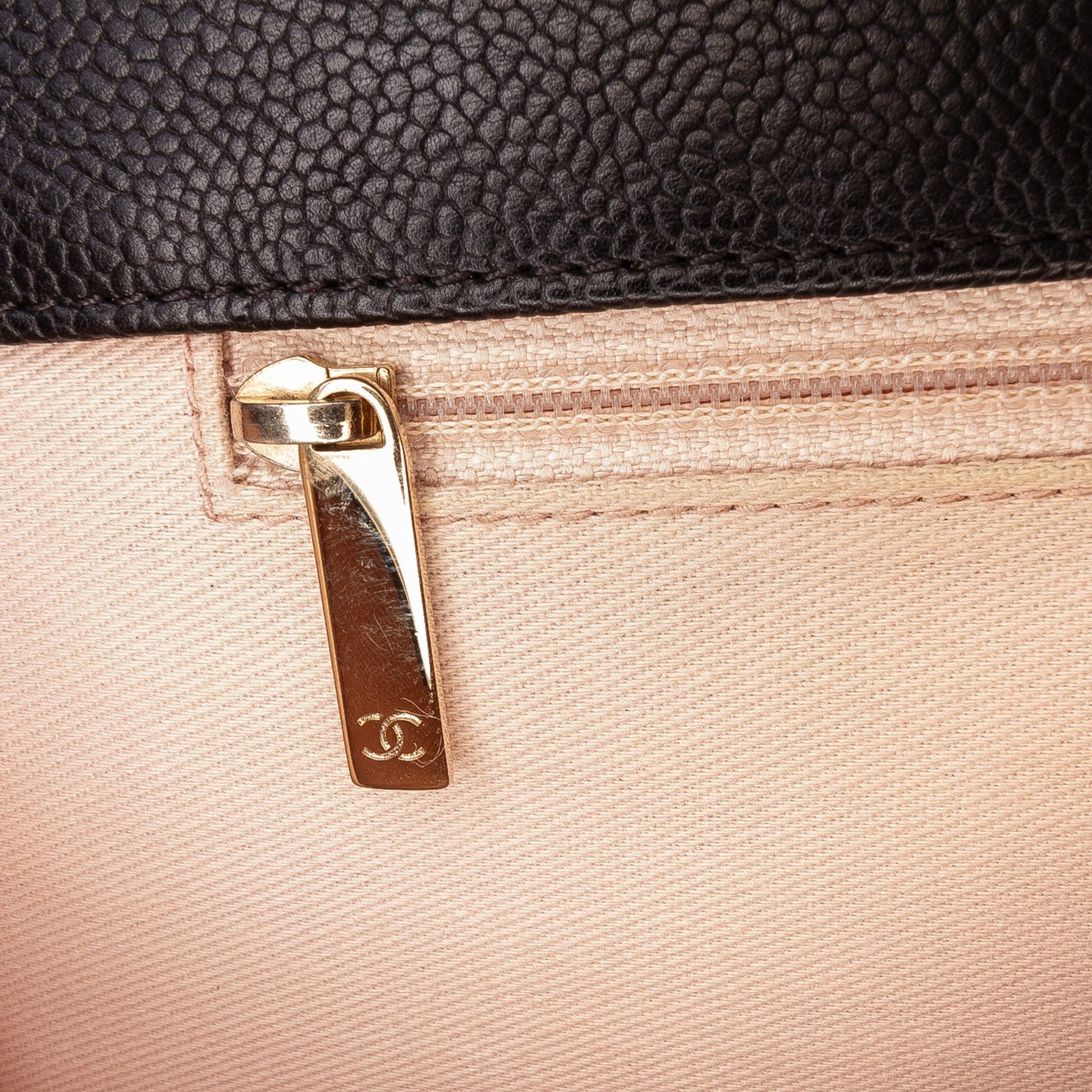 Paris Cuba Medium Caviar Thread Around Flap