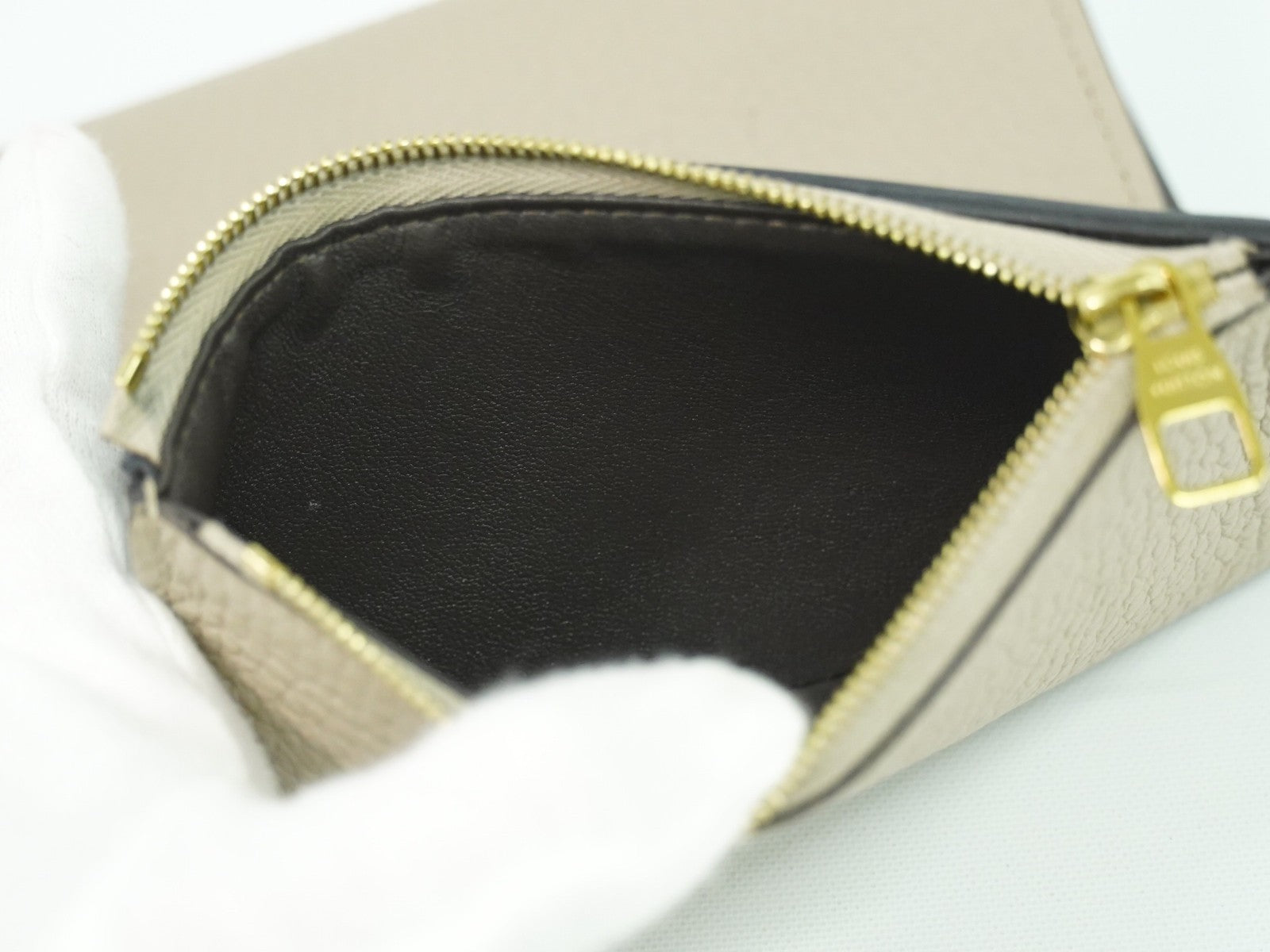 Louis Vuitton Capucines Compact wallet Leather