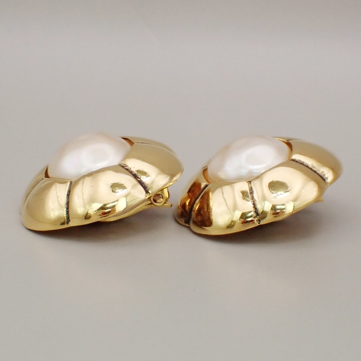 Chanel Vintage CC Flower Clip-On Earrings imitation pearls in gold plated
