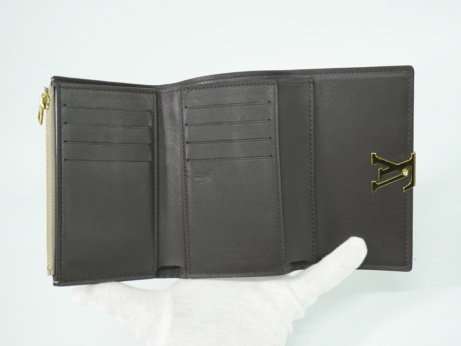 Louis Vuitton Capucines Compact wallet Leather