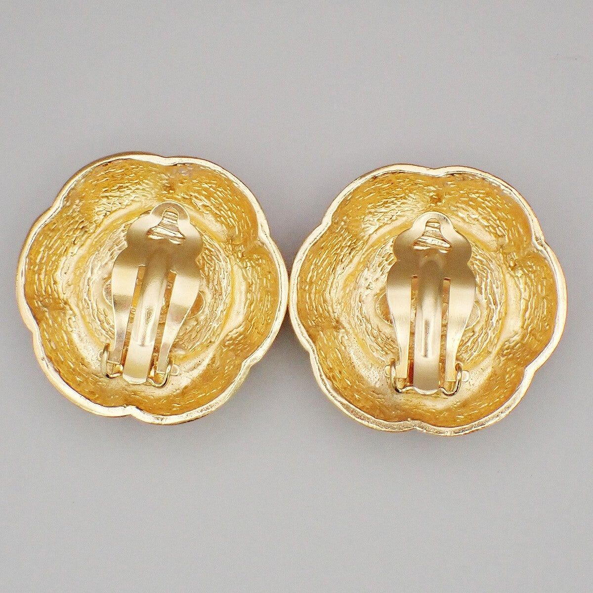 Chanel Vintage CC Flower Clip-On Earrings imitation pearls in gold plated