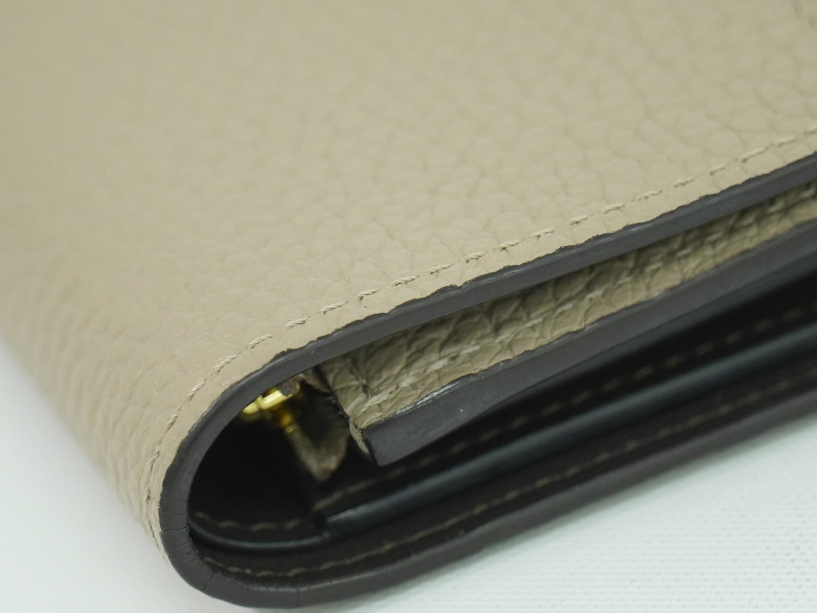 Louis Vuitton Capucines Compact wallet Leather