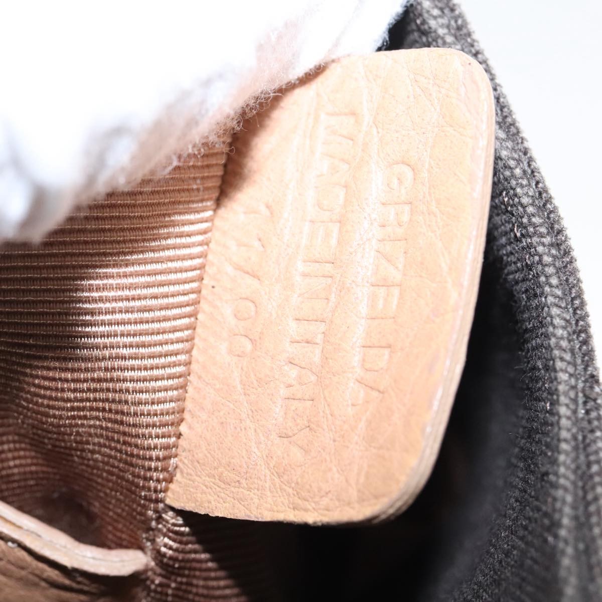 Bally Vintage Shoulder Bag Leather