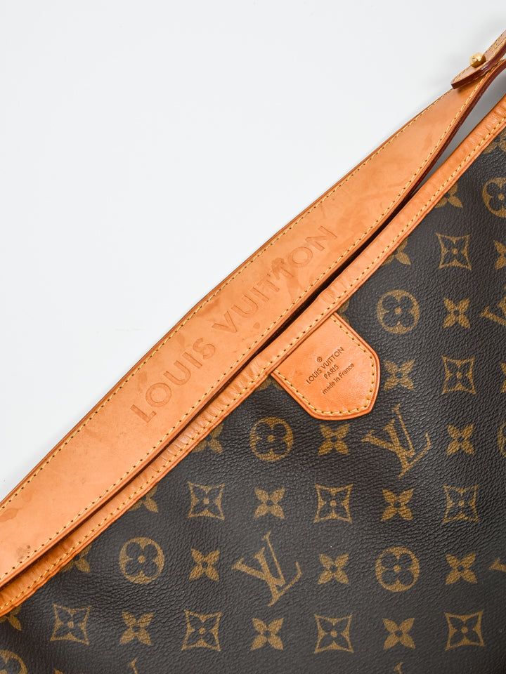 Handbag Edits: What Can Fit In an LV Pallas Clutch? 