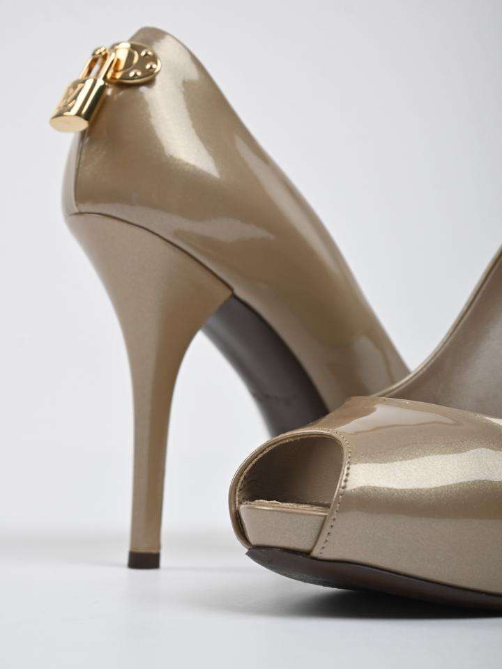 LOUIS VUITTON 'OH REALLY!' LIGHT BROWN PAT LEATHER OPEN TOE-HEELS PUMPS  35.5-5.5