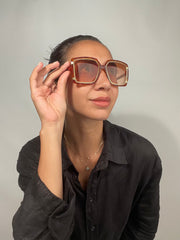 صدفة سلحفاة مربعة من تيد لابيدوس مع نظارة شمسية بتفاصيل ذهبية
