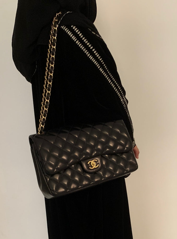 Maxi classic handbag, Grained calfskin & gold-tone metal, black